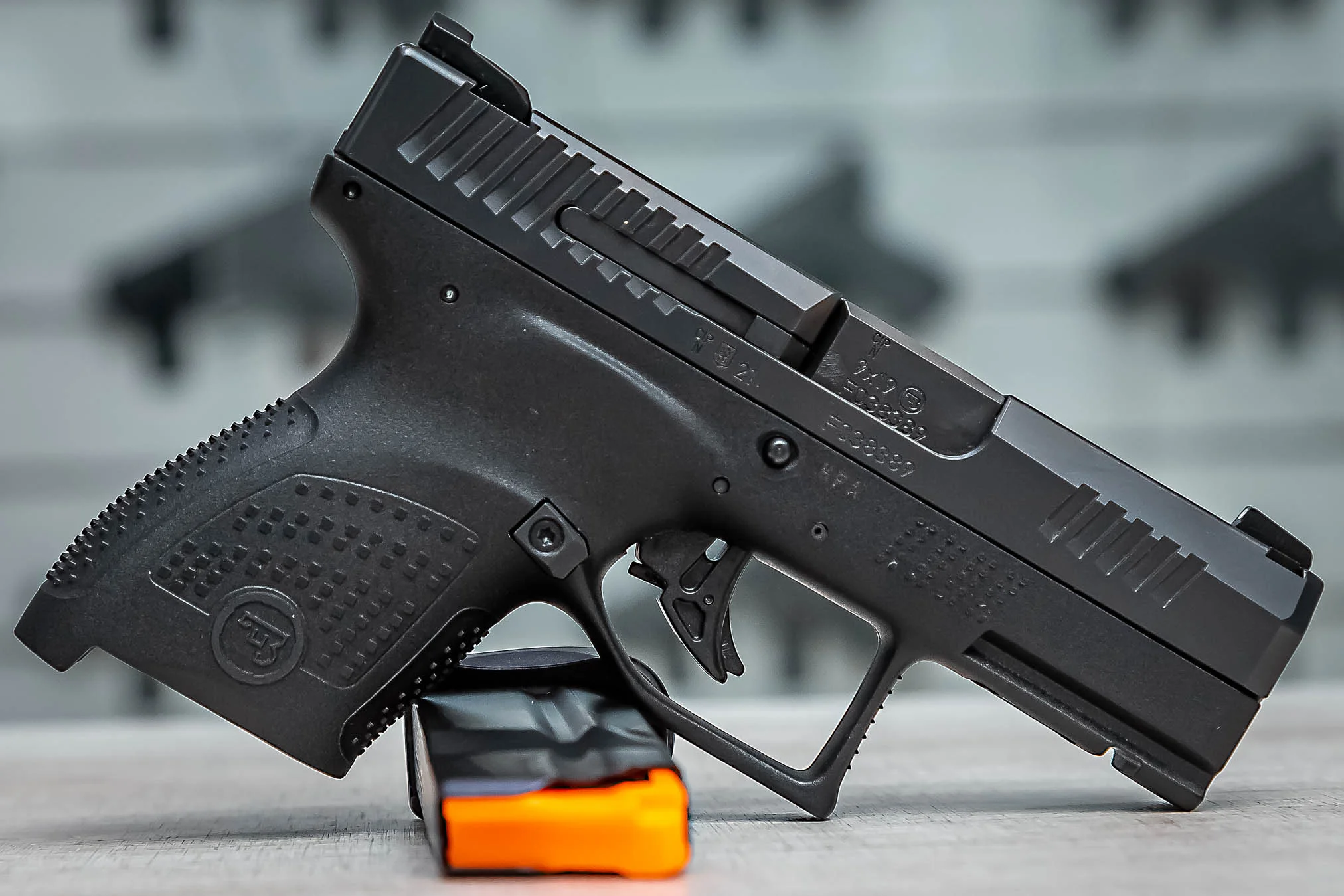 PISTOLA CESKA ZBROJOVKA CZ P-10M OXIDADA FOSCA - 7 TIROS CANO 3 CAL.9MM — foto 4