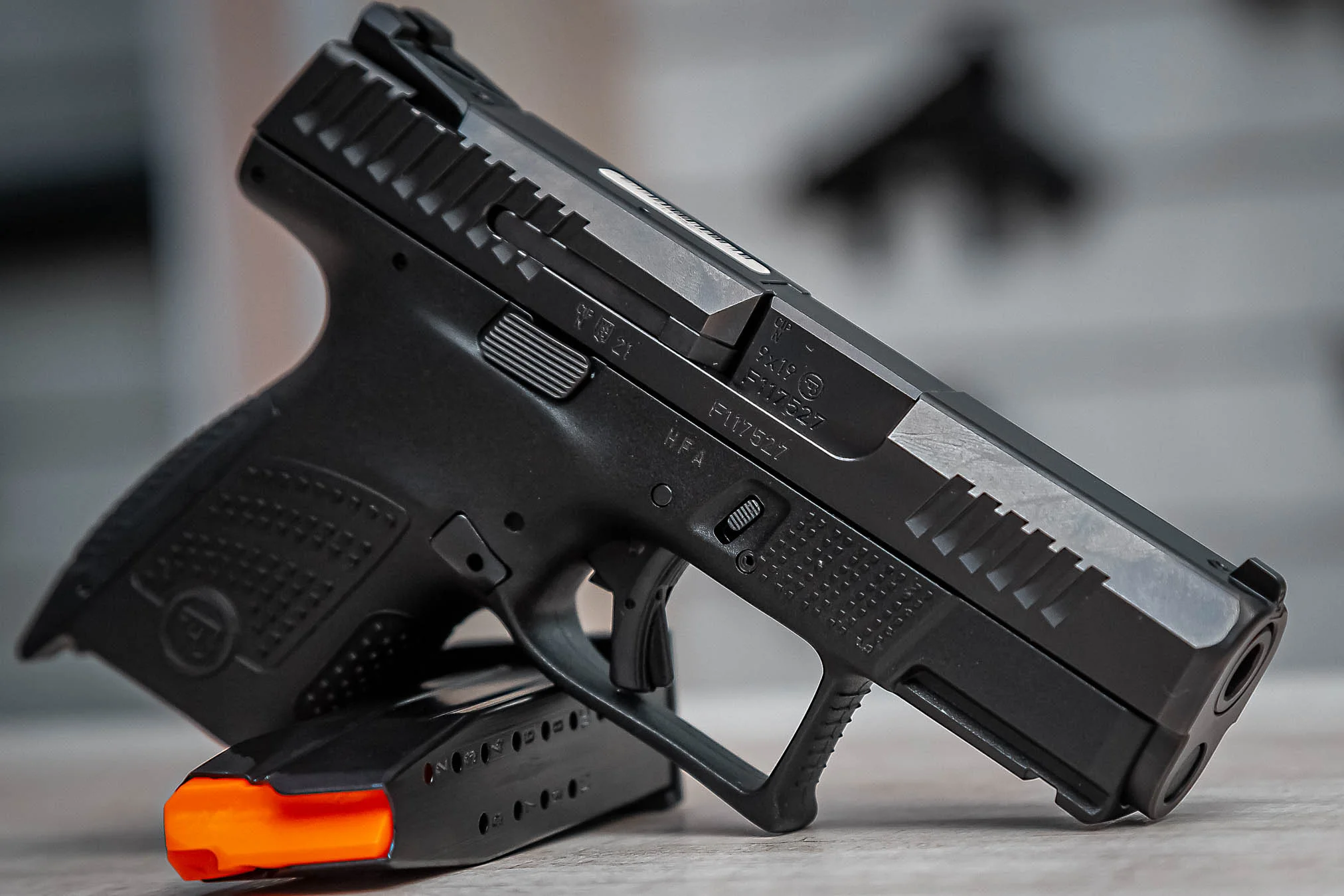 PISTOLA CESKA ZBROJOVKA CZ P-10S OXIDADA - 12 TIROS CANO 3.5 CAL.9MM — foto 4